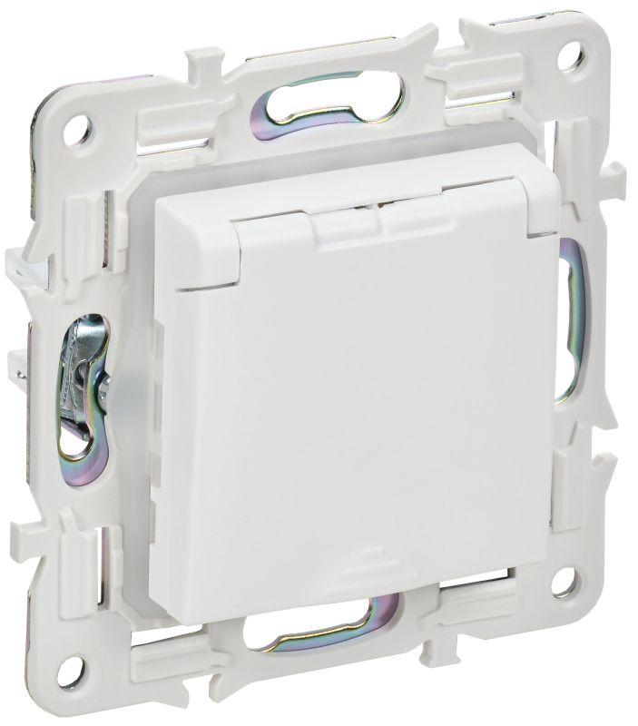 Розетка 1-м SKANDY 16А IP44 с заземл. защ. шторки с крышкой SK-R11W арктич. бел. IEK SK-R16-16-44-K01